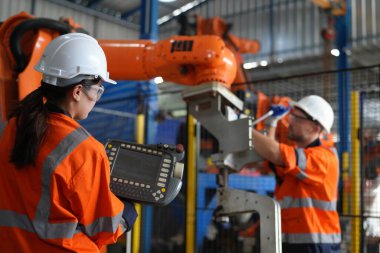Robot Silah Mühendisleri Yapay Zeka Bilgisayar İşlemci Birimi ekipmanlarını kontrol ediyor