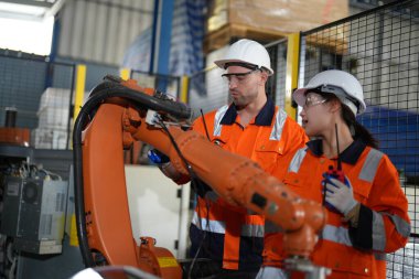 Robotik Silah Mühendisleri, bir Yapay Zeka Bilgisayar İşlemcisi Birimi yazılımı ile ekipmanları kontrol ediyor