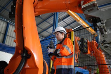 Robotik Silah Mühendisi, bir Yapay Zeka Bilgisayar İşlemcisi Birimi yazılımı ile ekipmanları kontrol ediyor