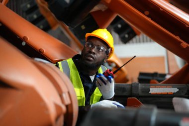 Robotik Silah Mühendisi, bir Yapay Zeka Bilgisayar İşlemcisi Birimi yazılımı ile ekipmanları kontrol ediyor