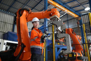 Robotik Silah Mühendisi, bir Yapay Zeka Bilgisayar İşlemcisi Birimi yazılımı ile ekipmanları kontrol ediyor