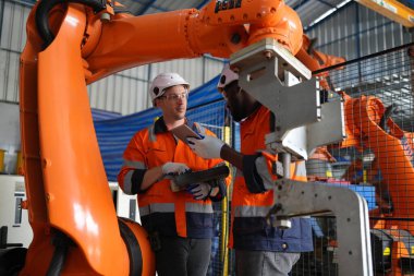 Robot Silah Mühendisleri Yapay Zeka Bilgisayar İşlemci Birimi ekipmanlarını kontrol ediyor