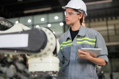 Robotik Silah Mühendisi Yapay Zeka, Programlama Geliştirme Teknolojisi yazılımı ile ekipmanları kontrol ediyor.