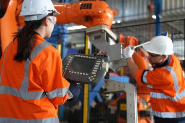 Robot Silah Mühendisleri Yapay Zeka Bilgisayar İşlemci Birimi ekipmanlarını kontrol ediyor