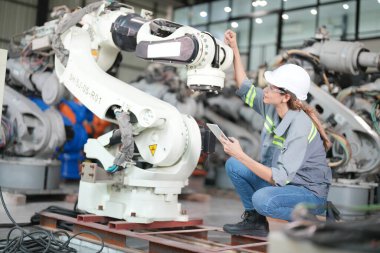 Robotik Silah Mühendisi Yapay Zeka, Programlama Geliştirme Teknolojisi yazılımı ile cihazları kontrol et