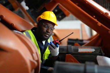 Robotik Silah Mühendisi, Yapay Zeka Bilgisayar İşlemcisi Birimi yazılımı ile ekipmanlarını kontrol et.