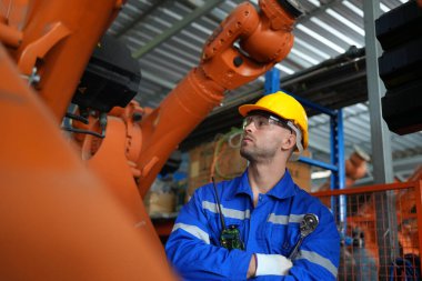 Robotik Silah Mühendisi Yapay Zeka Bilgisayar İşlemcisi Birimi 'nin ekipmanlarını kontrol ediyor