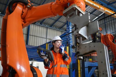 Robotik Silah Mühendisi, bir Yapay Zeka Bilgisayar İşlemcisi Birimi yazılımı ile ekipmanları kontrol ediyor