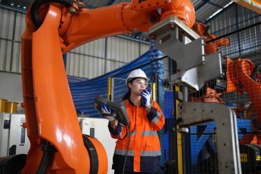 Robotik Silah Mühendisi, bir Yapay Zeka Bilgisayar İşlemcisi Birimi yazılımı ile ekipmanları kontrol ediyor