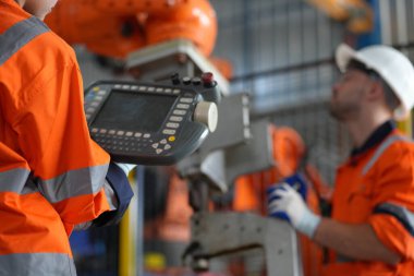 Robot Silah Mühendisleri Yapay Zeka Bilgisayar İşlemci Birimi ekipmanlarını kontrol ediyor