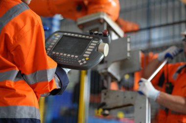 Robot Silah Mühendisleri Yapay Zeka Bilgisayar İşlemci Birimi ekipmanlarını kontrol ediyor