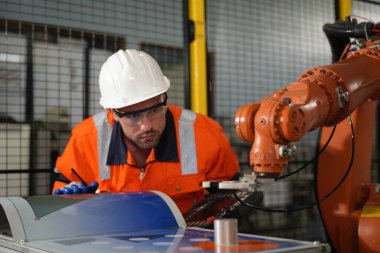 Robotik Silah Mühendisi, bir Yapay Zeka Bilgisayar İşlemcisi Birimi yazılımı ile ekipmanları kontrol ediyor
