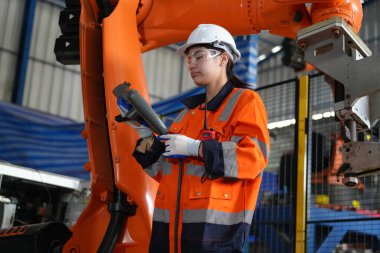 Robotik Silah Mühendisi, bir Yapay Zeka Bilgisayar İşlemcisi Birimi yazılımı ile ekipmanları kontrol ediyor