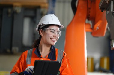 Robotik Silah Mühendisi, bir Yapay Zeka Bilgisayar İşlemcisi Birimi yazılımı ile ekipmanları kontrol ediyor