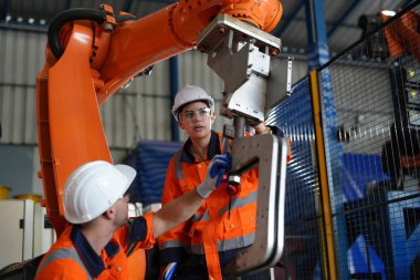 Robotik Silah Mühendisi, Yapay Zeka Bilgisayar İşlemcisi Birimi yazılımı ile ekipmanlarını kontrol et.