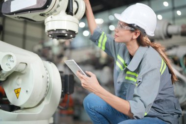 Robotik Silah Mühendisi Yapay Zeka, Programlama Geliştirme Teknolojisi yazılımı ile ekipmanları kontrol ediyor.