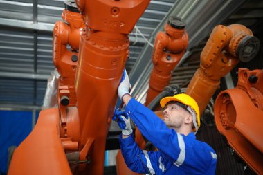 Robotik Silah Mühendisi, bir Yapay Zeka Bilgisayar İşlemcisi Birimi yazılımı ile ekipmanları kontrol ediyor