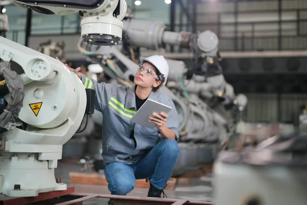 Robotik Silah Mühendisi Yapay Zeka, Programlama Geliştirme Teknolojisi yazılımı ile ekipmanları kontrol ediyor.