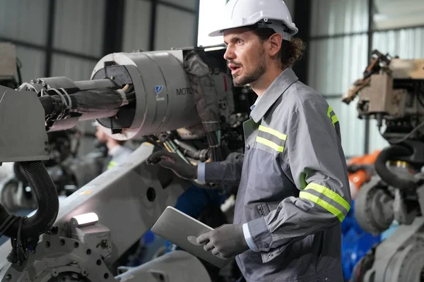Insinyur Robotika Bekerja Pada Pemeliharaan Lengan Robot Gudang Pabrik Teknologi — Stok Foto