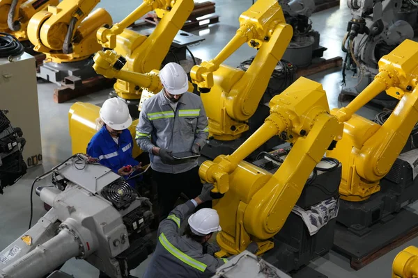 Engenheiros Robótica Trabalhando Manutenção Braço Robótico Armazém Fábrica Tecnologia Empresarial — Fotografia de Stock