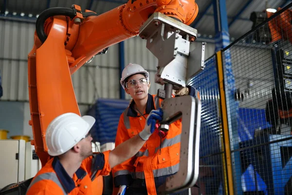 Robot Silah Mühendisleri Yapay Zeka Bilgisayar İşlemci Birimi ekipmanlarını kontrol ediyor