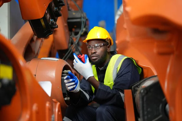 Robotik Silah Mühendisi, bir Yapay Zeka Bilgisayar İşlemcisi Birimi yazılımı ile ekipmanları kontrol ediyor