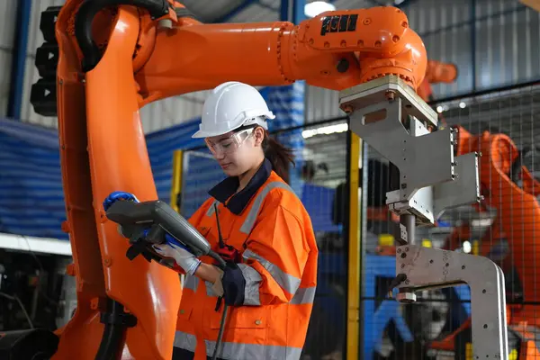 Robotik Silah Mühendisi, bir Yapay Zeka Bilgisayar İşlemcisi Birimi yazılımı ile ekipmanları kontrol ediyor