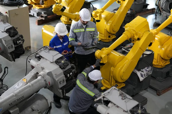 Inżynierowie Robotyki Pracują Nad Konserwacją Ramienia Robota Magazynie Fabrycznym Technologia — Zdjęcie stockowe