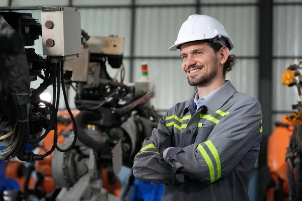 Robot mühendisi fabrika deposunda robotik kolun bakımı üzerinde çalışıyor. İş teknolojisi.