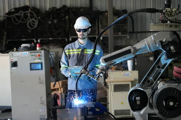 Robot Mühendisi Fabrika Deposunda Robotik Kolun Bakımı Üzerinde Çalışıyor Teknolojisi — Stok fotoğraf