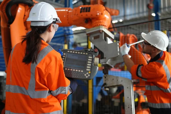 Robot Silah Mühendisleri Yapay Zeka Bilgisayar İşlemci Birimi ekipmanlarını kontrol ediyor