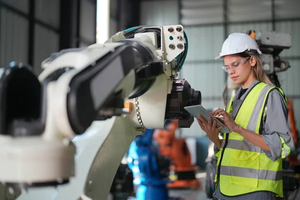 Robotic Arm Ingenjör Kontrollera Utrustning Sin Med Programvara Artificiell Intelligens — Stockfoto