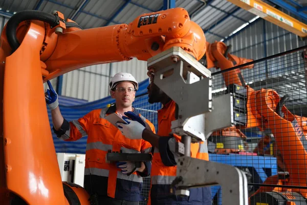 Robot Silah Mühendisleri Yapay Zeka Bilgisayar İşlemci Birimi ekipmanlarını kontrol ediyor