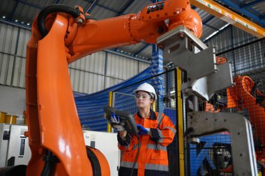 Robotik Silah Mühendisi Yapay Zeka Bilgisayar İşlemci Birimi ekipmanlarını kontrol ediyor