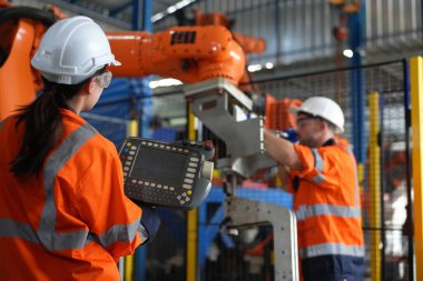 Robot Silah Mühendisleri Yapay Zeka Bilgisayar İşlemci Birimi ekipmanlarını kontrol ediyor
