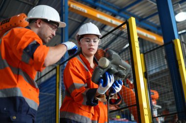 Robot Silah Mühendisleri Yapay Zeka Bilgisayar İşlemci Birimi ekipmanlarını kontrol ediyor