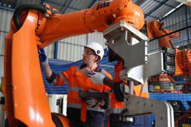 Robot Silah Mühendisleri Yapay Zeka Bilgisayar İşlemcisi Birimi yazılımı ile ekipmanları kontrol ediyor.
