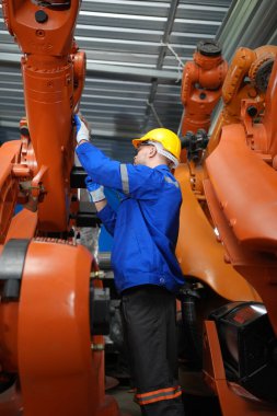 Robotik Silah Mühendisi Yapay Zeka Bilgisayar İşlemcisi Birimi 'nin ekipmanlarını kontrol ediyor