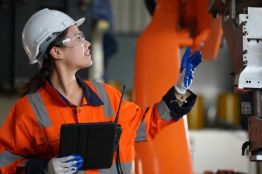 Robotik Silah Mühendisi, Yapay Zeka Bilgisayar İşlemcisi Birimi yazılımı ile ekipmanlarını kontrol et.