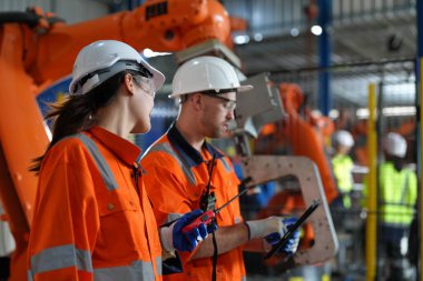 Robot Silah Mühendisleri Yapay Zeka Bilgisayar İşlemci Birimi ekipmanlarını kontrol ediyor