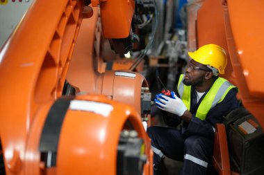 Robotik Silah Mühendisi, bir Yapay Zeka Bilgisayar İşlemcisi Birimi yazılımı ile ekipmanları kontrol ediyor