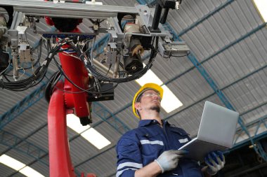 Robotik Silah Mühendisi Yapay Zeka Bilgisayar İşlemcisi Birimi 'nin ekipmanlarını kontrol ediyor