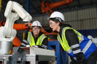 Robot Silah Mühendisleri Yapay Zeka Bilgisayar İşlemcisi Birimi yazılımı ile ekipmanları kontrol ediyor.