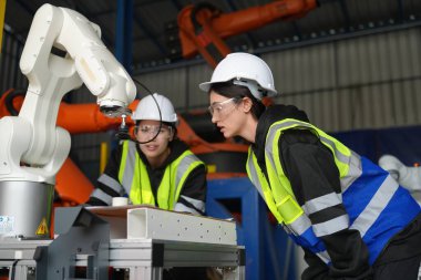 Robotik Silah Mühendisleri, bir Yapay Zeka Bilgisayar İşlemcisi Birimi yazılımı ile ekipmanları kontrol ediyor