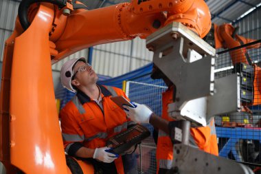 Robotik Silah Mühendisi Yapay Zeka Bilgisayar İşlemci Birimi ekipmanlarını kontrol ediyor