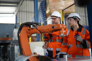 Robot Silah Mühendisleri Yapay Zeka Bilgisayar İşlemci Birimi ekipmanlarını kontrol ediyor