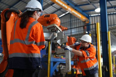 Robot Silah Mühendisleri Yapay Zeka Bilgisayar İşlemcisi Birimi 'nin ekipmanlarını kontrol ediyor.