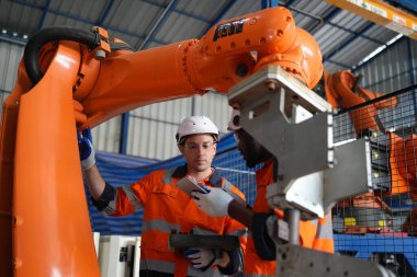 Robot Silah Mühendisleri Yapay Zeka Bilgisayar İşlemci Birimi ekipmanlarını kontrol ediyor