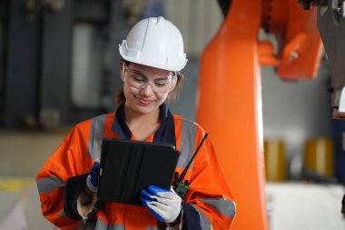 Robotik Silah Mühendisi, bir Yapay Zeka Bilgisayar İşlemcisi Birimi yazılımı ile ekipmanları kontrol ediyor