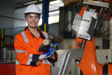 Robotik Silah Mühendisi, bir Yapay Zeka Bilgisayar İşlemcisi Birimi yazılımı ile ekipmanları kontrol ediyor